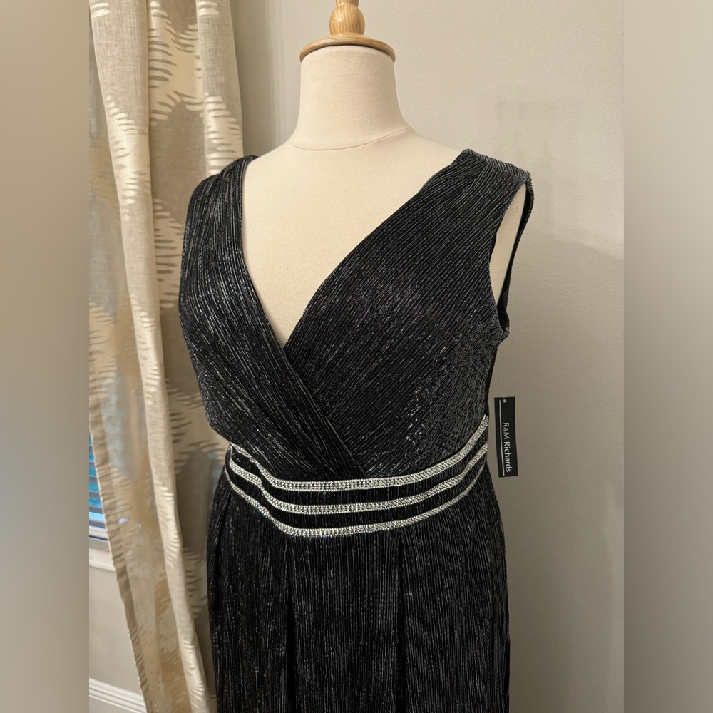 Plus Dress 🖤🤍 - Picture 4 of 11